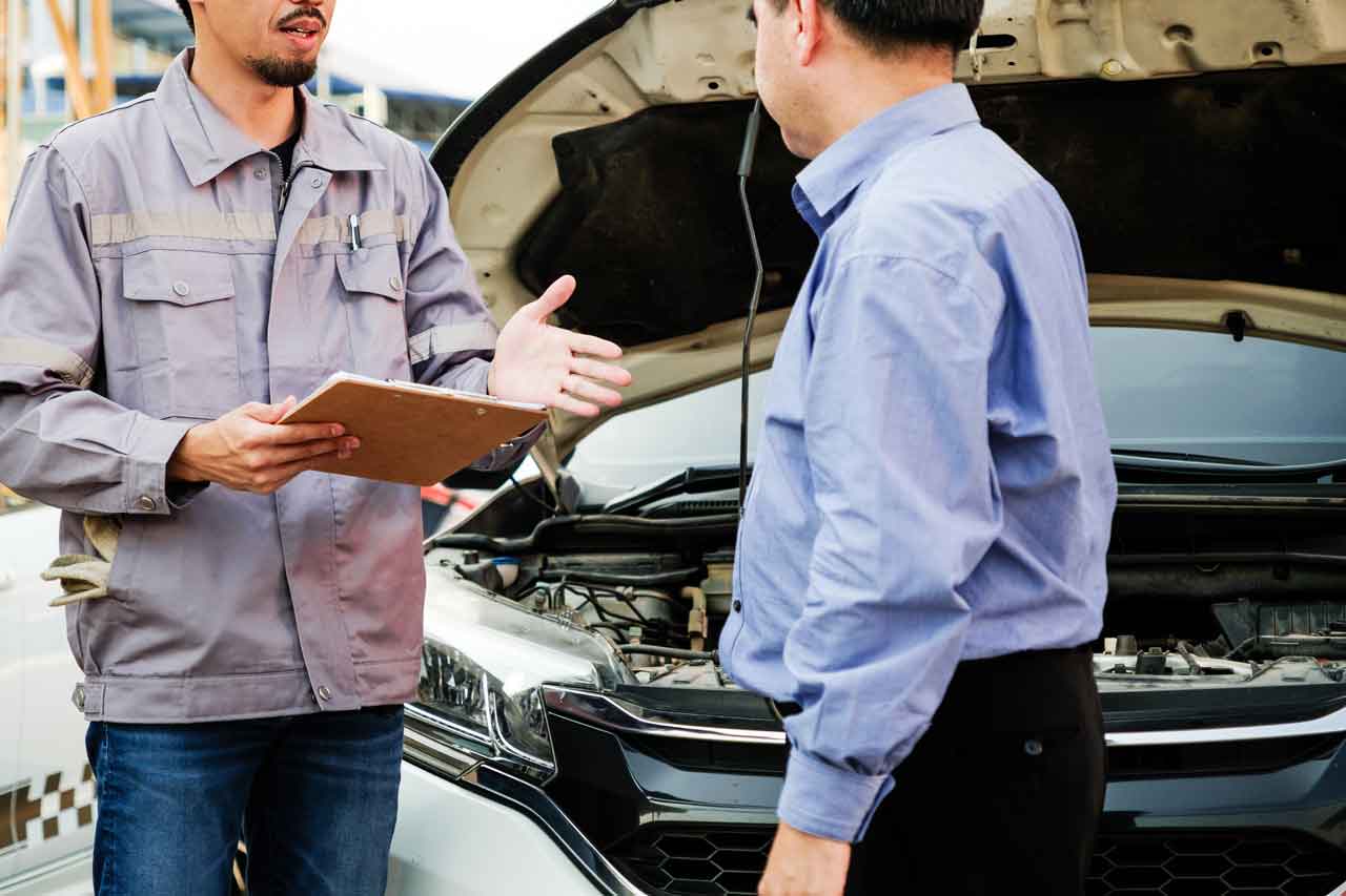 自動車整備士がアドバイスをしているところ